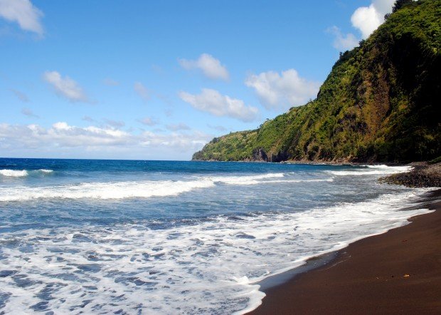 "Surfing Waipio-Valley-Beach"