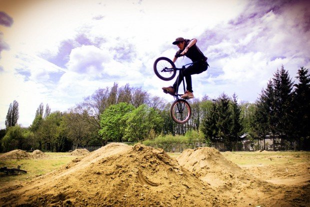 "BMX Dirt rider jumps in DirtSpot Kirchellen"