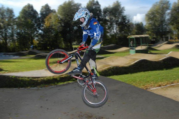 "BMX riding tricks in Vegesacker BMX Club"