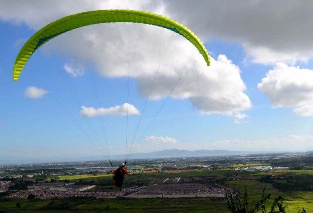"Paragliding Carmona Ridge"