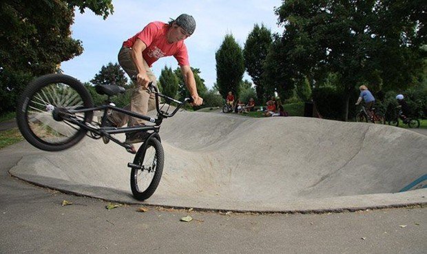 "Tricks with a BMX in Skatepark Bremen Sportgarten"