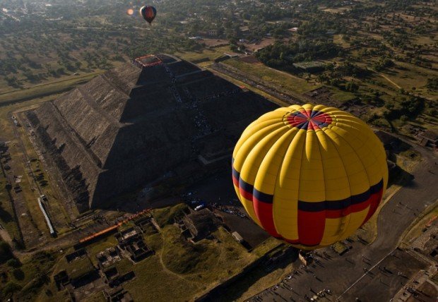 "Ballooning at the Teotihuacán Pyramids"
