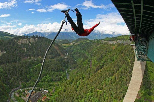 "Bungee Jumping in Europabruecke"