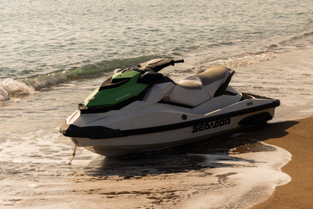 https://www.pexels.com/photo/jet-ski-on-beach-shore-10364376/