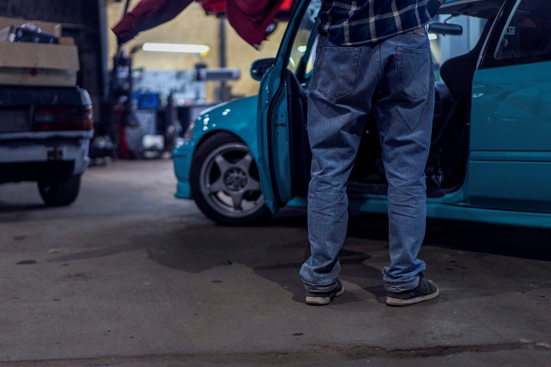 https://unsplash.com/photos/man-in-blue-denim-jeans-and-black-leather-boots-standing-beside-blue-car-during-daytime-XwQyWSSISeg